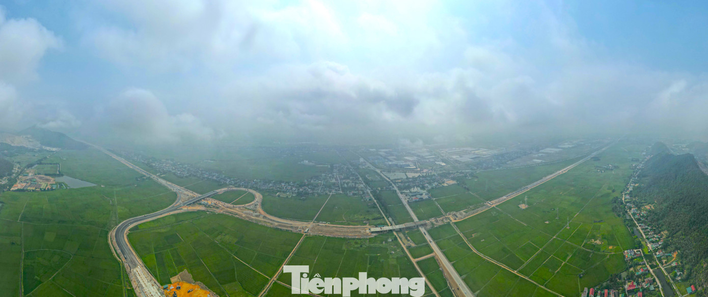 Khi 30km đầu đoạn cao tốc Diễn Châu - Bãi Vọt được đưa vào sử dụng sẽ giúp rút ngắn thời gian di chuyển từ Hà Nội về thành phố Vinh (Nghệ An) chỉ còn khoảng 3 giờ đồng hồ chạy xe.