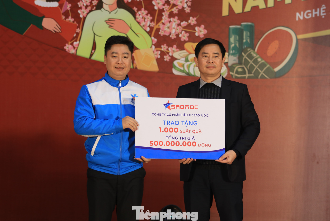 Tại chương trình, lãnh đạo Công ty Cổ phần đầu tư Sao Á D.C đã trao biển tượng trưng tặng 1.000 suất quà trị giá 500 triệu đồng cho người dân trên địa bàn 3 huyện của Nghệ An. Trong đó ngày 25/1, đoàn đã trao tặng 600 suất quà Tết đến 600 người dân ở xã Nghi Hưng và xã Nghi Xuân (huyện Nghi Lộc). Trong ngày 26/1, đoàn tiếp tục trao tặng 400 suất quà Tết đến 400 hộ dân ở 4 xã của huyện Yên Thành (Nghệ An).