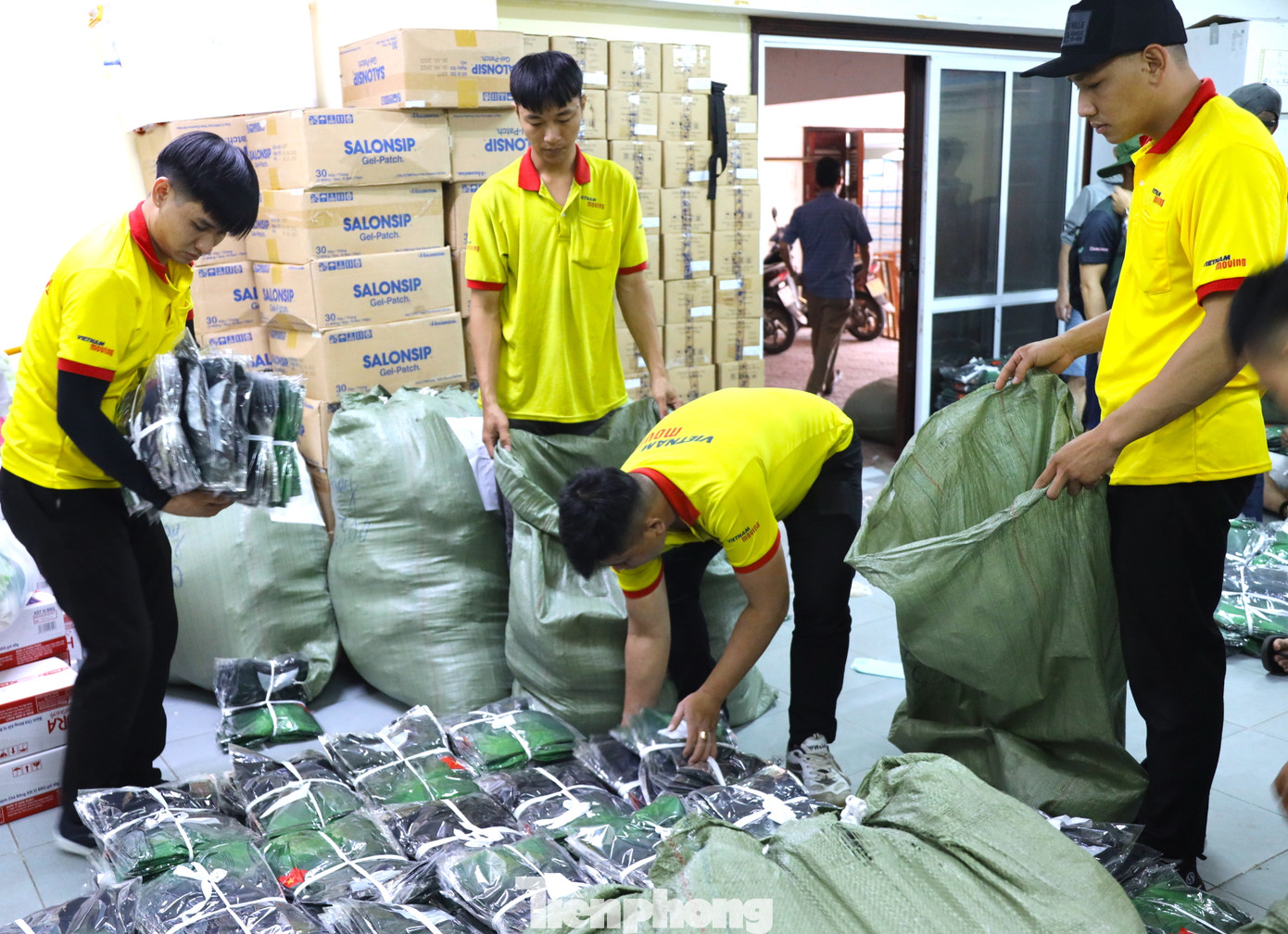 Từ sáng sớm, hàng chục nhân viên VietNam Moving cùng nhân sự của Ban Tổ chức miệt mài làm việc để sắp xếp, phân loại chính xác trang phục, sẵn sàng phục vụ các runner.