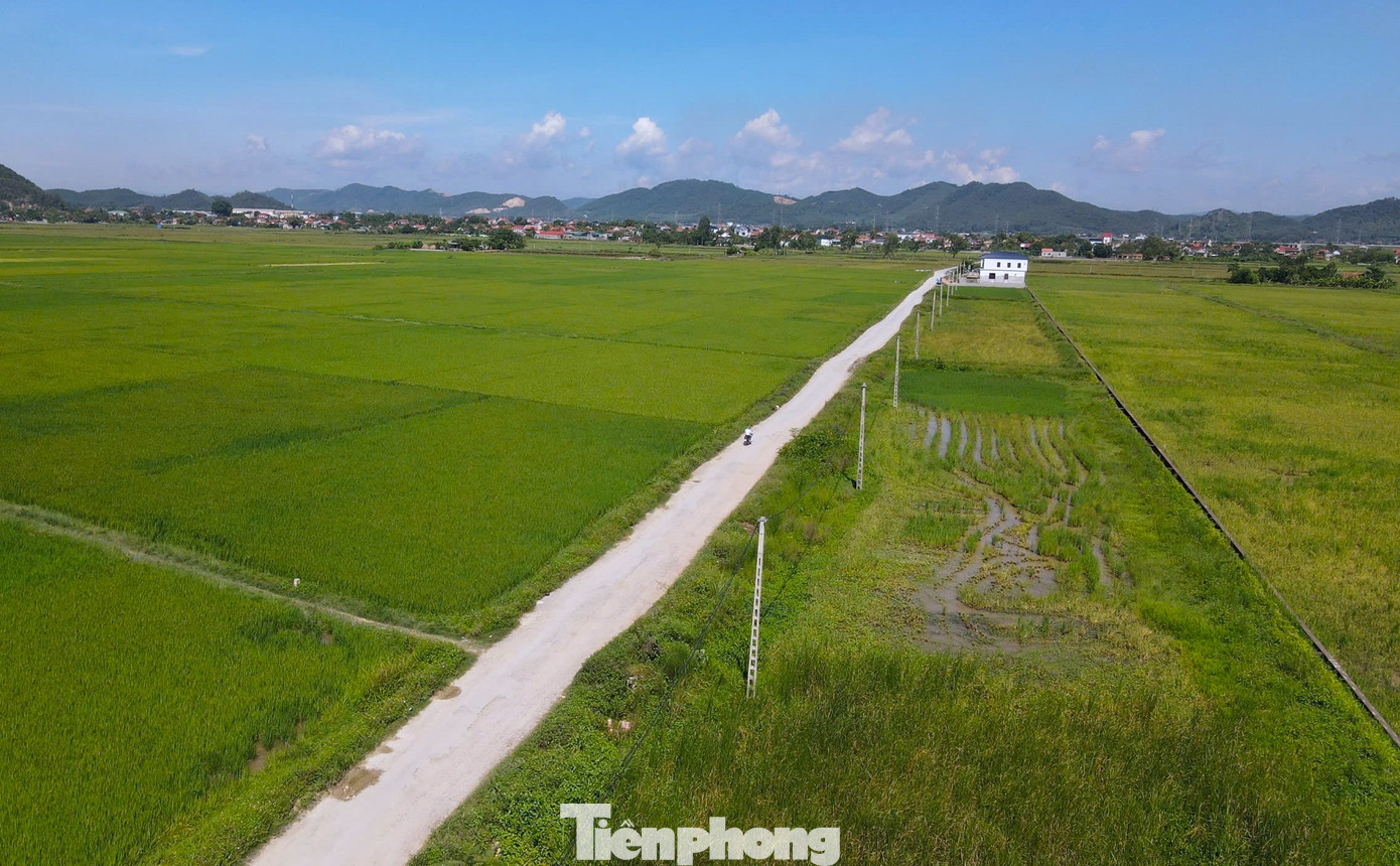 Tuyến đường liên xã nối xã Quỳnh Thạch đi xã Quỳnh Hoa (huyện Quỳnh Lưu, Nghệ An) dài 6,3 km. Công trình được khởi công từ năm 2014 với kinh phí hơn 17 tỷ đồng. Dự án do Ban Quản lý các dự án đầu tư xây dựng huyện Quỳnh Lưu làm chủ đầu tư.