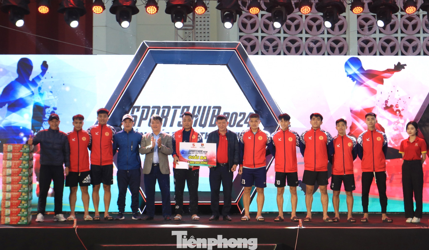 Ban tổ chức trao giải 3 cho đội bóng Tỉnh Đoàn Thanh Hóa.