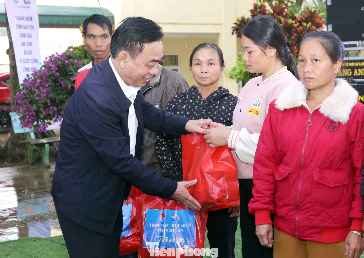 Ông Phan Đình Đạt - Phó Trưởng Ban Dân vận Tỉnh ủy Nghệ An trao quà đến các hộ dân khó khăn trên địa bàn.