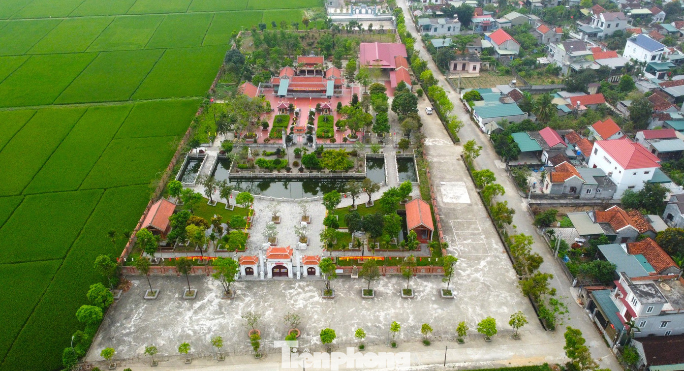 Nằm cách trung tâm xã khoảng 500 m là nhà thờ họ Hồ đại tộc tọa lạc trên khuôn viên rộng hơn 6.000 m2.