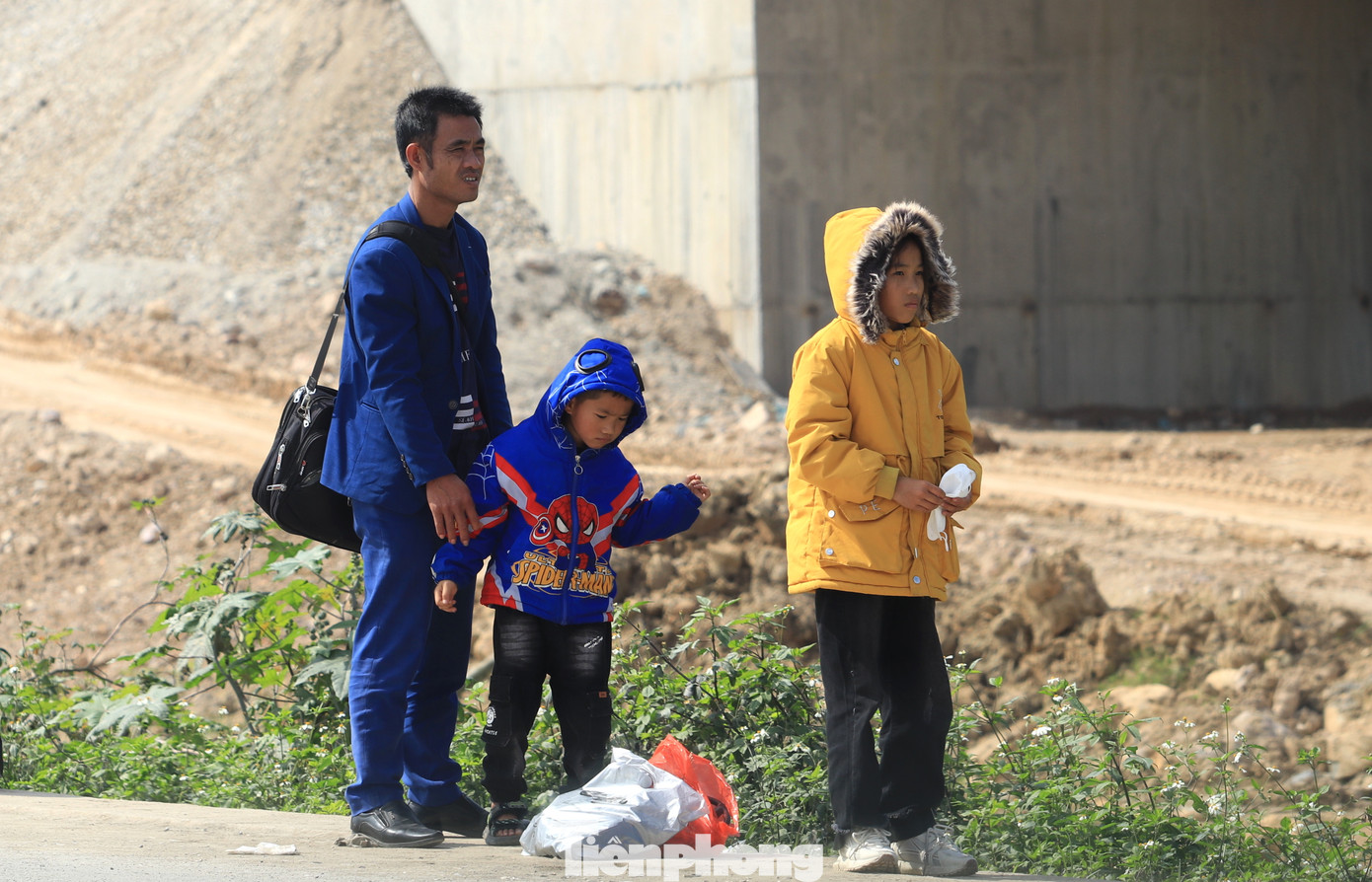 Từng tốp người vật vã đón chờ xe dọc đường trong nắng nóng.