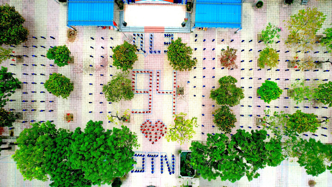 Sau những màn đồng diễn đẹp mắt, các đoàn viên thanh niên đã xếp thành hình để kỷ niệm 94 năm Ngày thành lập Đoàn TNCS Hồ Chí Minh. Trong ảnh là học sinh trường THPT Quỳnh Lưu 3.