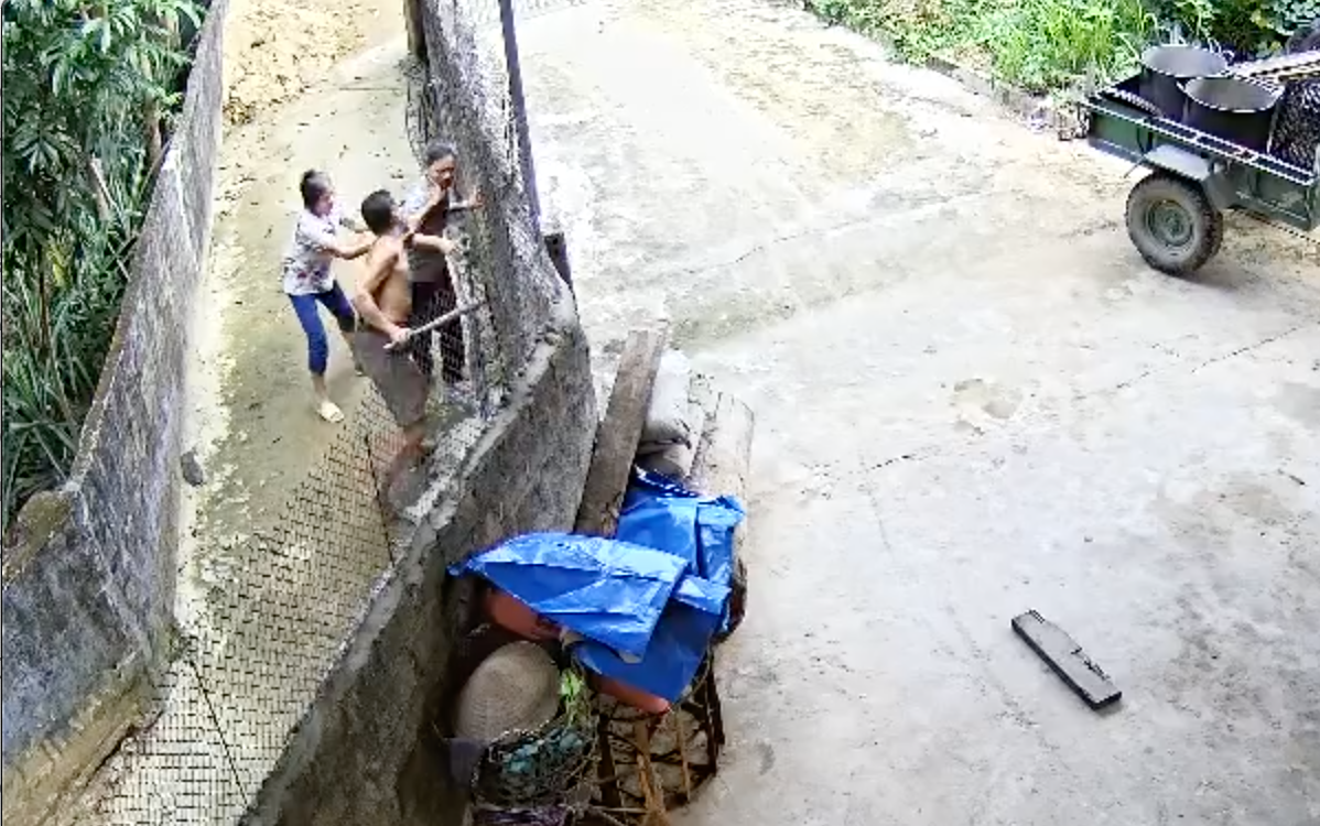 Người thân phát hiện đến can ngăn nhưng không được. Người thân phát hiện đến can ngăn nhưng không được.