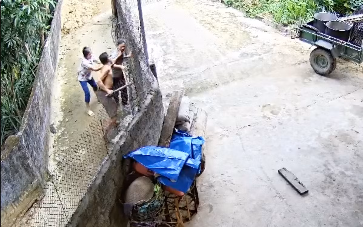 Người thân phát hiện đến can ngăn nhưng không được.