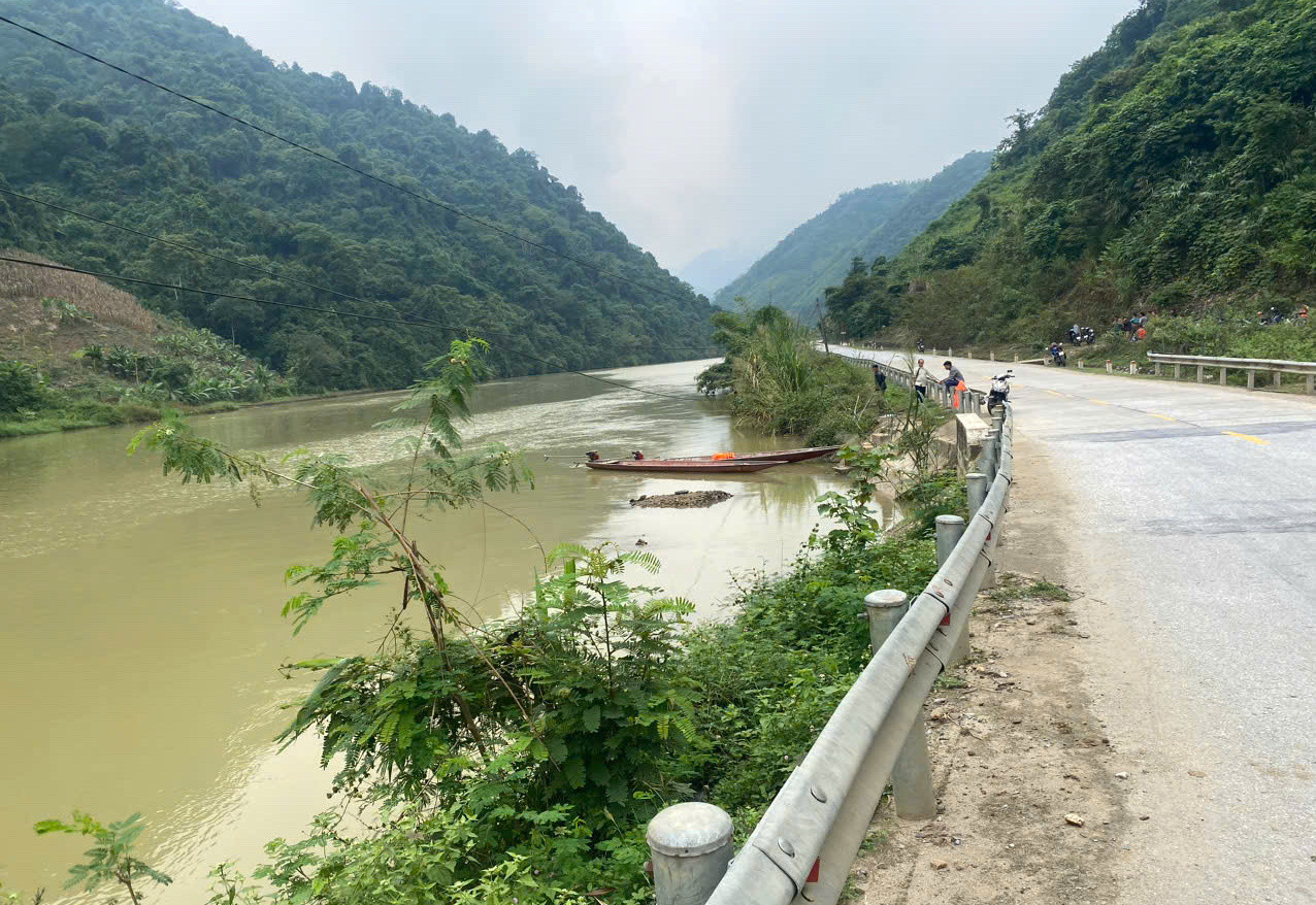 Đoạn sông Nậm Mộ nơi tìm thấy thi thể ông P., sau nhiều ngày mất tích. Đoạn sông Nậm Mộ nơi tìm thấy thi thể ông P., sau nhiều ngày mất tích.
