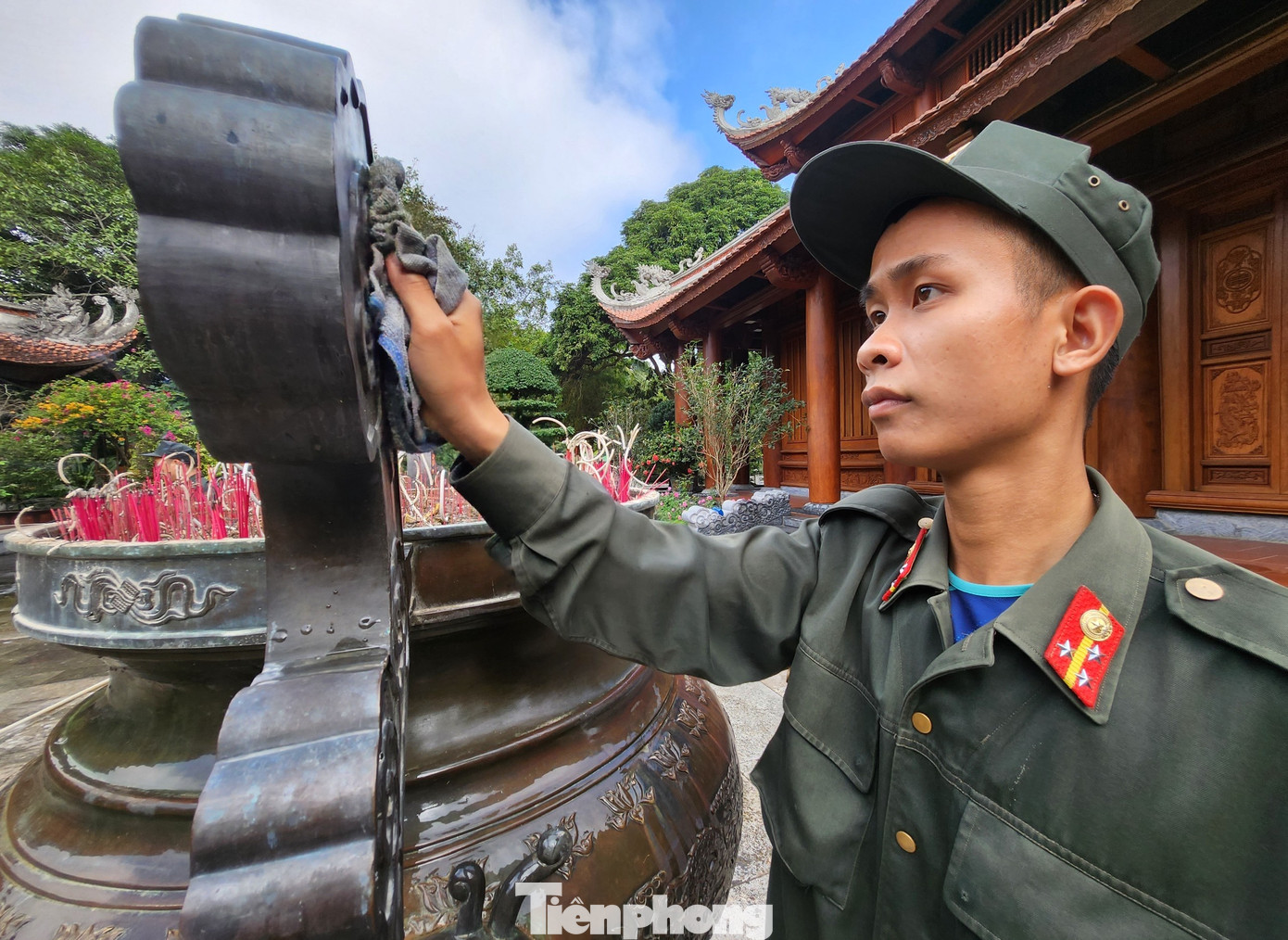 Các cán bộ chiến sỹ sẽ cố gắng hoàn thành công việc sớm, tạo nên môi trường xanh sạch đẹp để Khu Di tích Kim Liên chuẩn bị chu đáo đón tiếp các đoàn khách trong và ngoài nước về dâng hương, dâng hoa lên quê hương Bác Hồ dịp Tết Nguyên đán Xuân Giáp Thìn 2024.