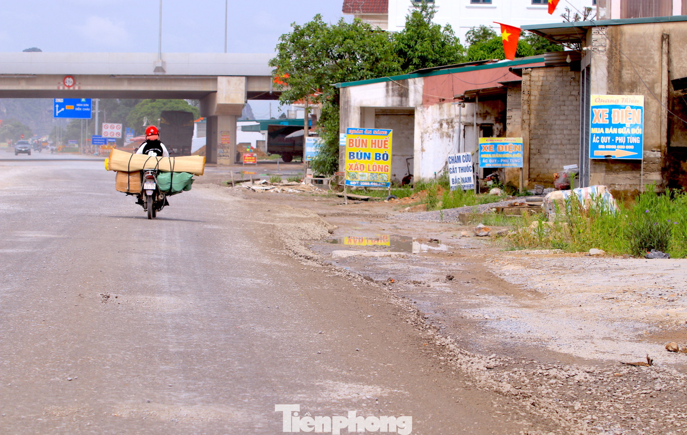 Việc dự án chưa thể hoàn thành khiến người dân, các hộ dân sống 2 bên tuyến đường này chịu ảnh hưởng lớn đến cuộc sống cũng như việc kinh doanh.