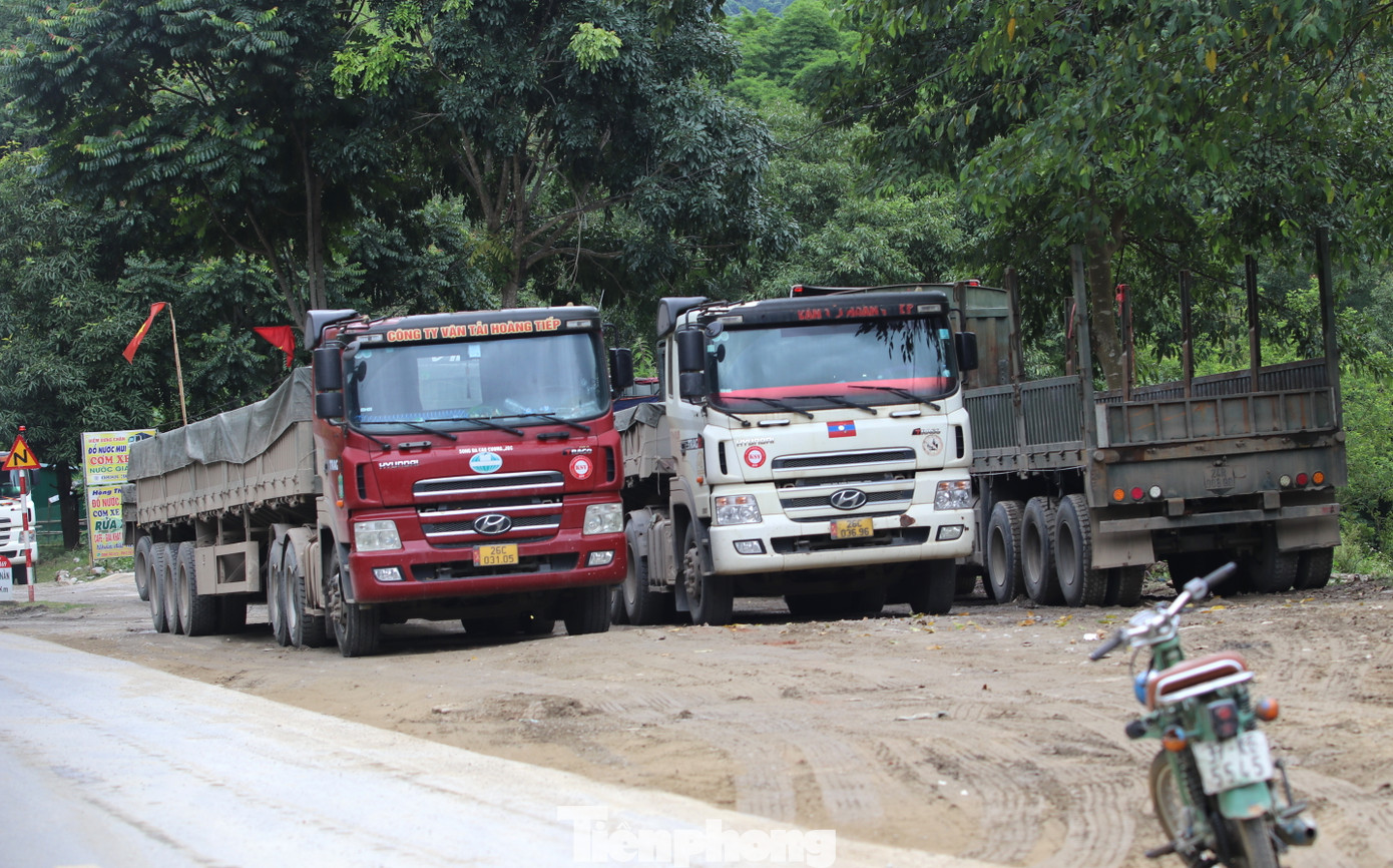 Hàng loạt xe chở đầy quặng vô tư dừng đỗ ngay km 169 quốc lộ 7.