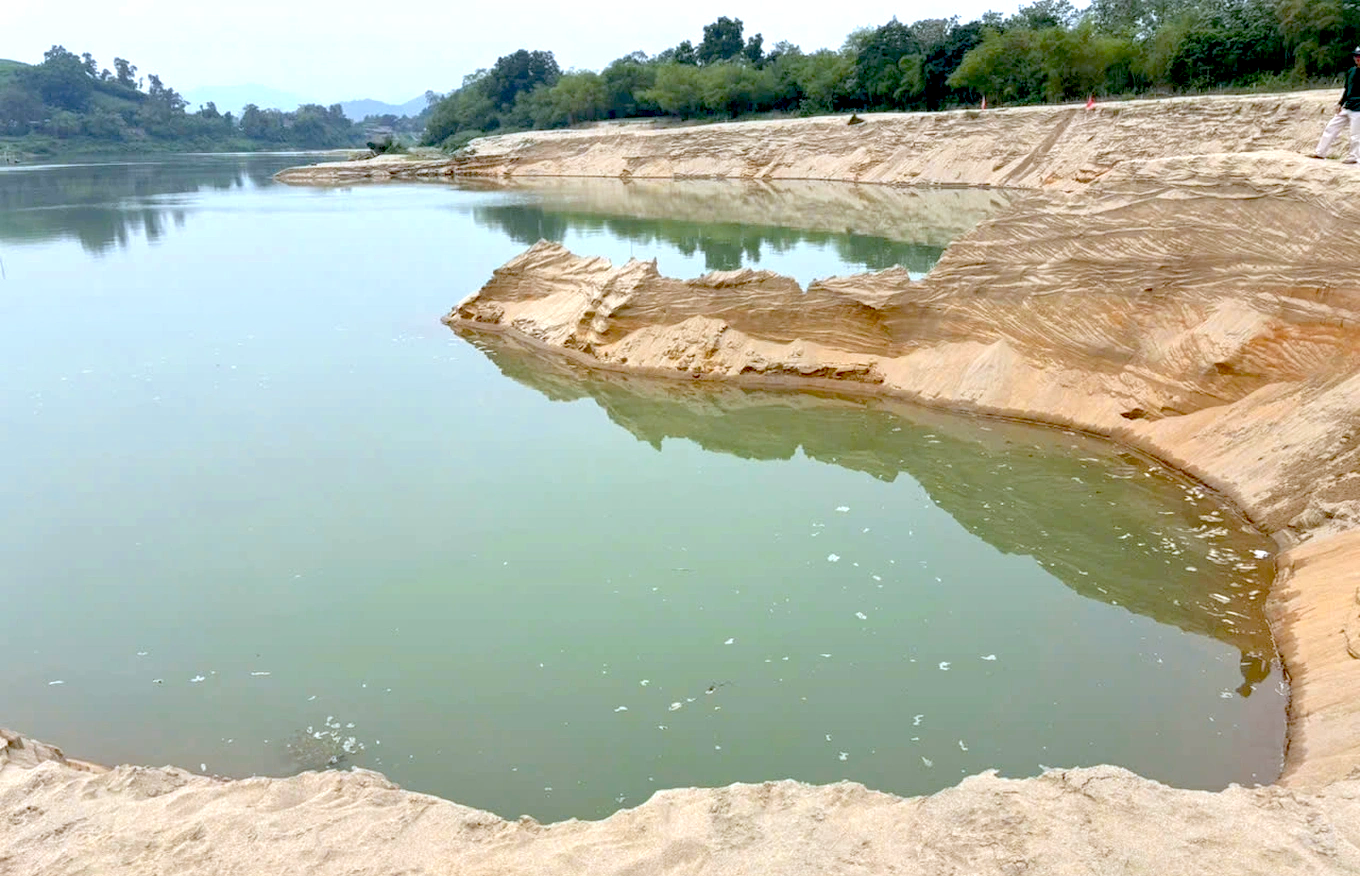 Huyện Thanh Chương đã yêu cầu doanh nghiệp tạm dừng hoạt động khai thác cát.
