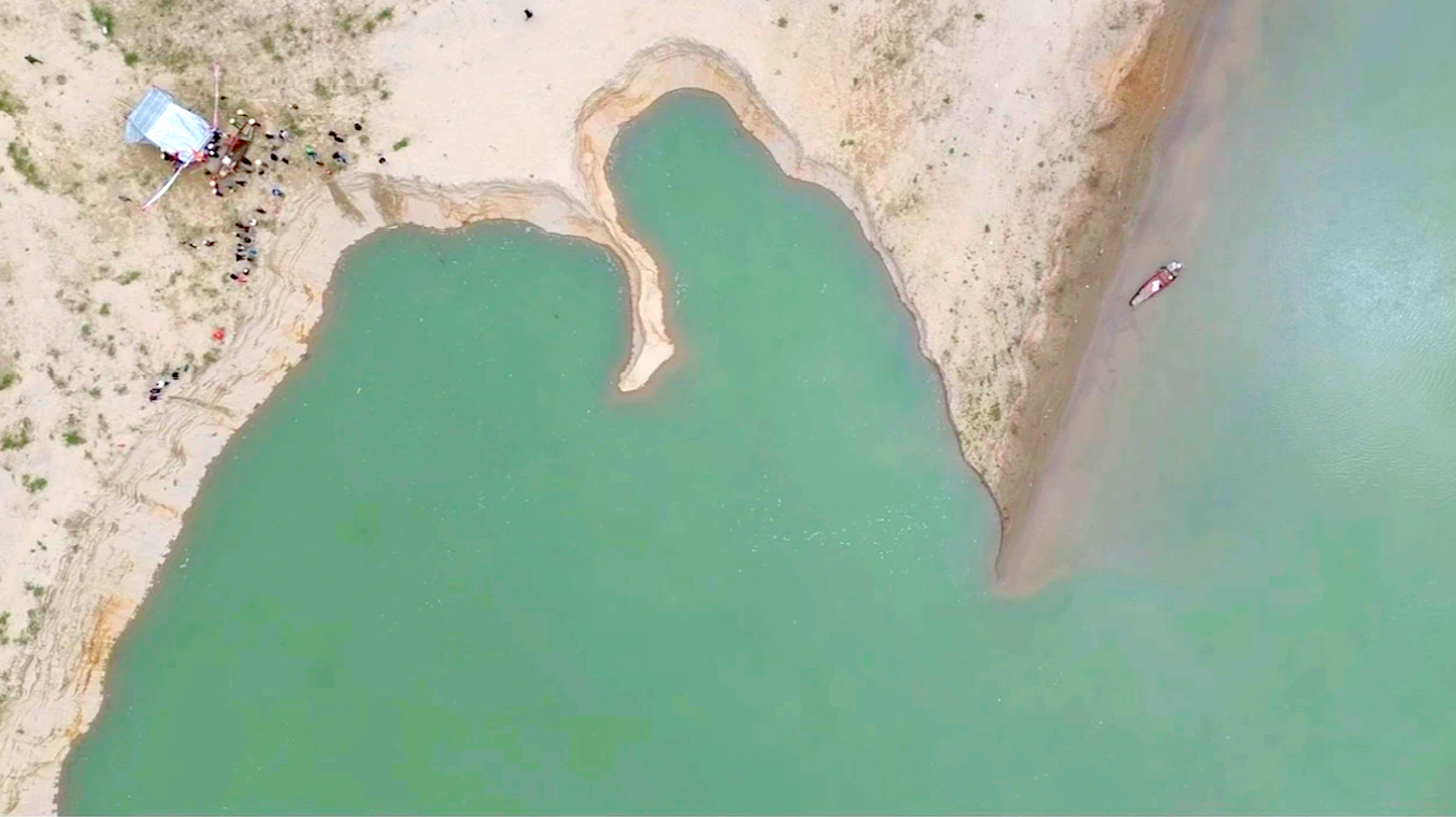 Cơ quan chức năng phát hiện Công ty CP khai thác cát sạn và vận tải Thanh Chương khai thác ngoài ranh giới cấp phép mỏ với diện tích hơn 1.000m2.