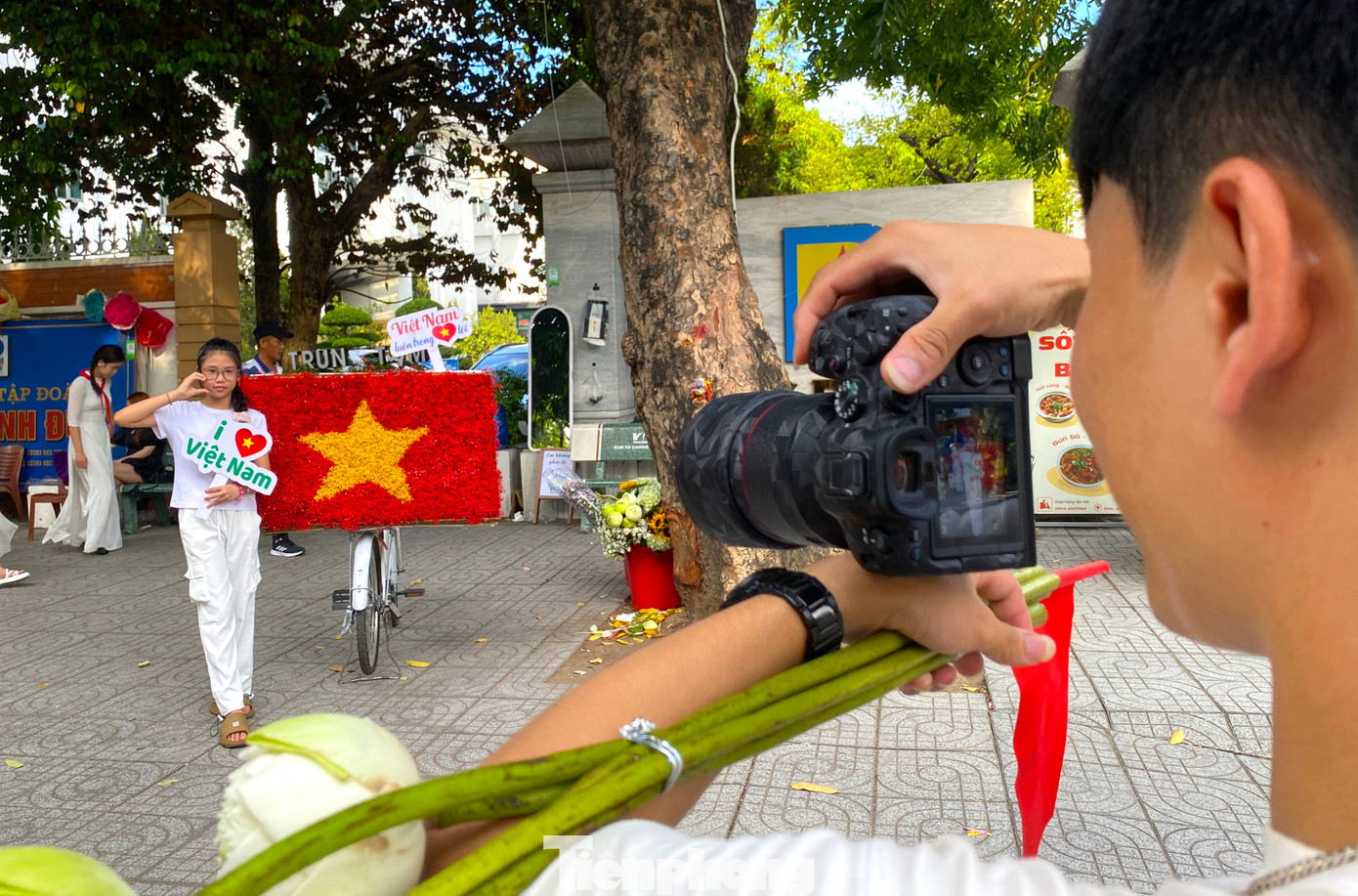 Lá cờ Tổ quốc làm từ hoa được nhiều người lựa chọn để chụp hình kỷ niệm.