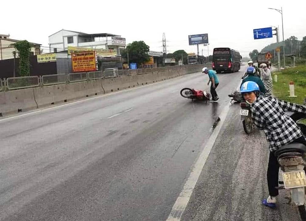Mặt đường bị dầu loang khiến hàng loạt xe máy bị trượt ngã. Mặt đường bị dầu loang khiến hàng loạt xe máy bị trượt ngã.