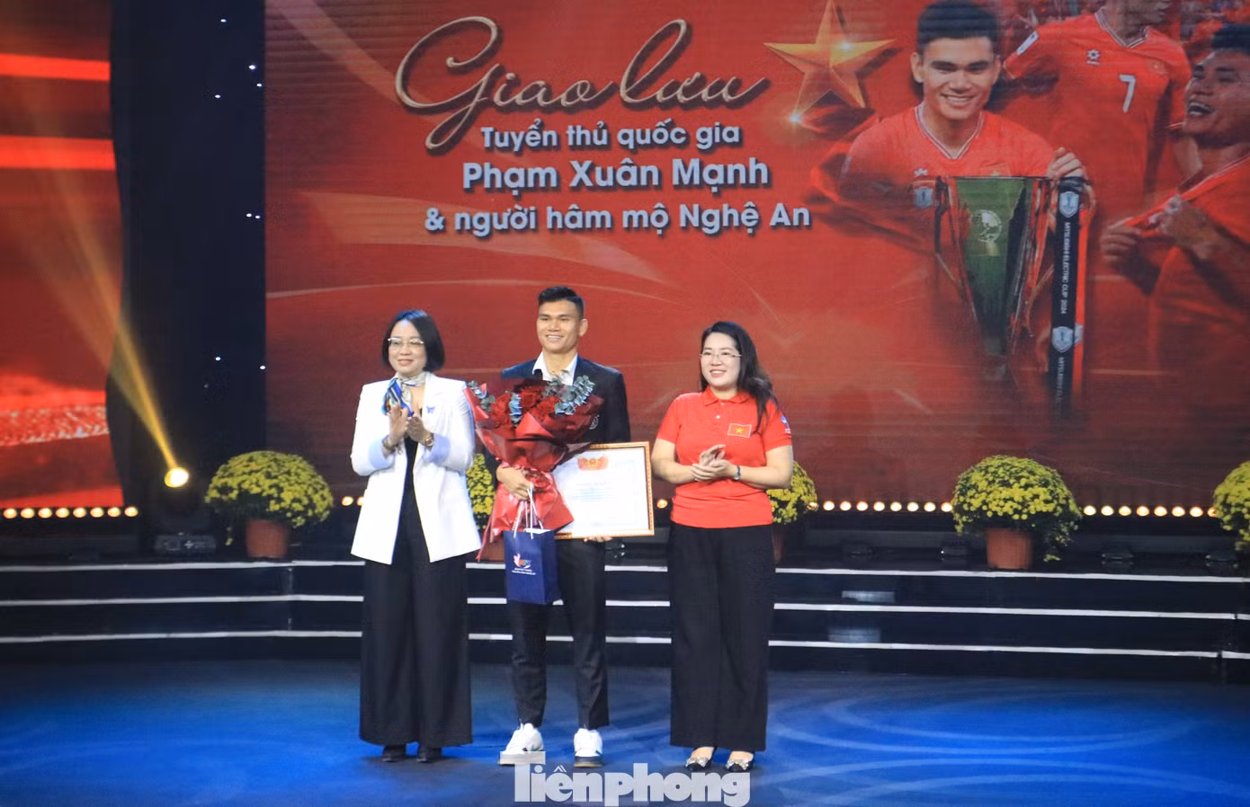 Ủy ban Hội LHTN tỉnh Nghệ An trao tặng Bằng khen cho cầu thủ Xuân Mạnh.