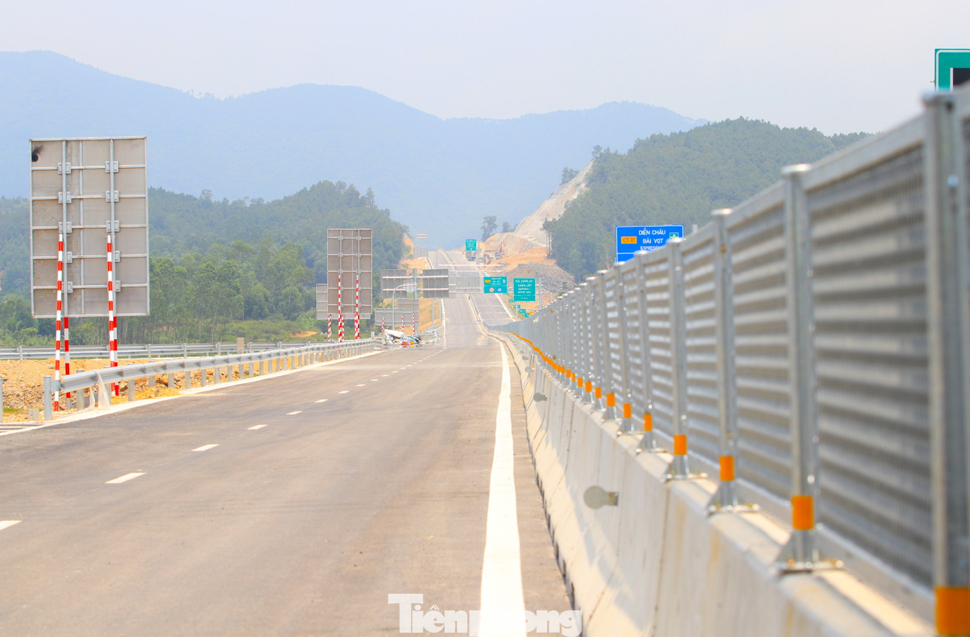 Từ đầu tuyến đến nút giao quốc lộ 46B hầu hết đã được các đơn vị thi công hoàn thiện việc lắp đặt dải phân cách cứng giữa đường, tấm chắn lóa và các biển báo.