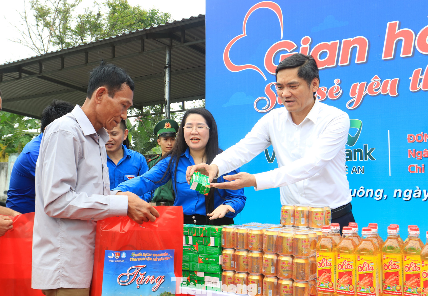 Ông Hoàng Nghĩa Hiếu - Phó Bí thư Tỉnh ủy Nghệ An và chị Nguyễn Thị Phương Thúy - Phó Bí thư Thường trực Tỉnh Đoàn Nghệ An trao tặng những phần quà ý nghĩa đến người dân tại Gian hàng 0 đồng. Ông Hoàng Nghĩa Hiếu - Phó Bí thư Tỉnh ủy Nghệ An và chị Nguyễn Thị Phương Thúy - Phó Bí thư Thường trực Tỉnh Đoàn Nghệ An trao tặng những phần quà ý nghĩa đến người dân tại Gian hàng 0 đồng.