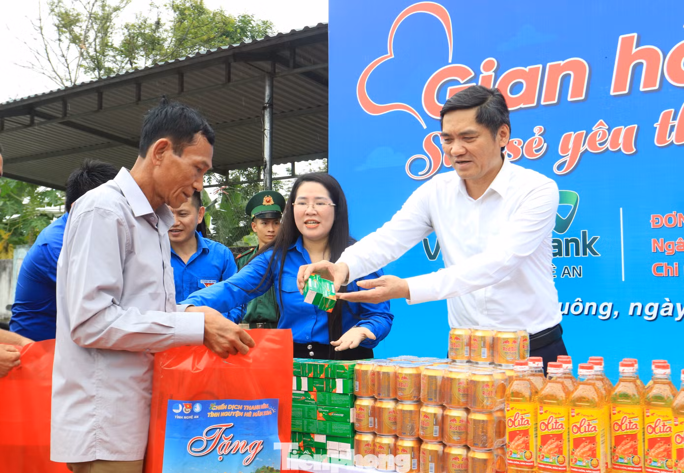 Ông Hoàng Nghĩa Hiếu - Phó Bí thư Tỉnh ủy Nghệ An và chị Nguyễn Thị Phương Thúy - Phó Bí thư Thường trực Tỉnh Đoàn Nghệ An trao tặng những phần quà ý nghĩa đến người dân tại Gian hàng 0 đồng.