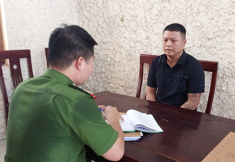 Đối tượng Ngô Công Vinh là một trong hai đối tượng cho vay nặng lãi để các con bạc tham gia cá độ bóng đá. Đối tượng Ngô Công Vinh là một trong hai đối tượng cho vay nặng lãi để các con bạc tham gia cá độ bóng đá.