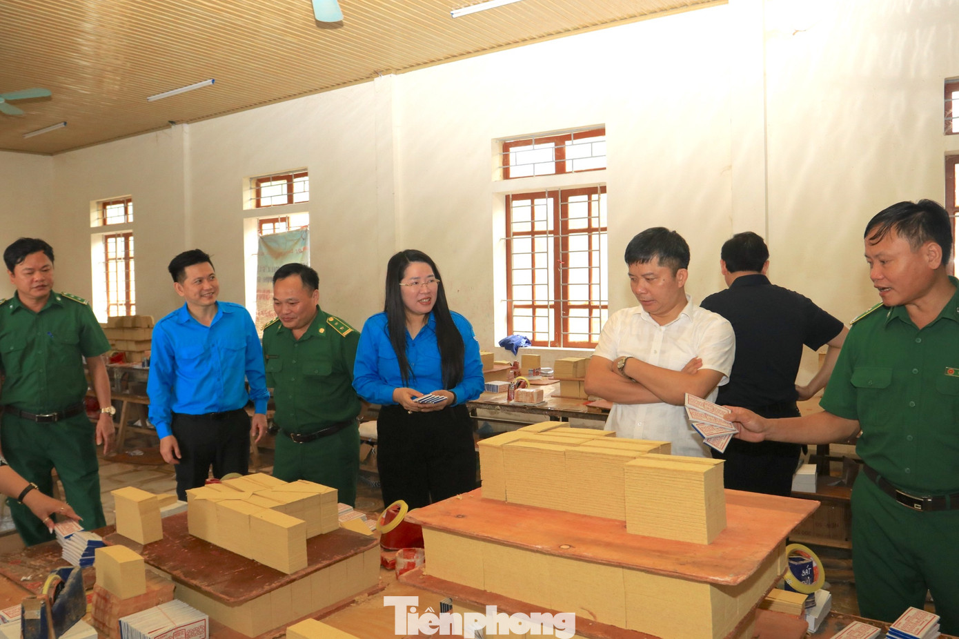 Các đại biểu đến kiểm tra khu nhà xưởng là nơi các học viên được dạy, học nghề làm vàng mã.