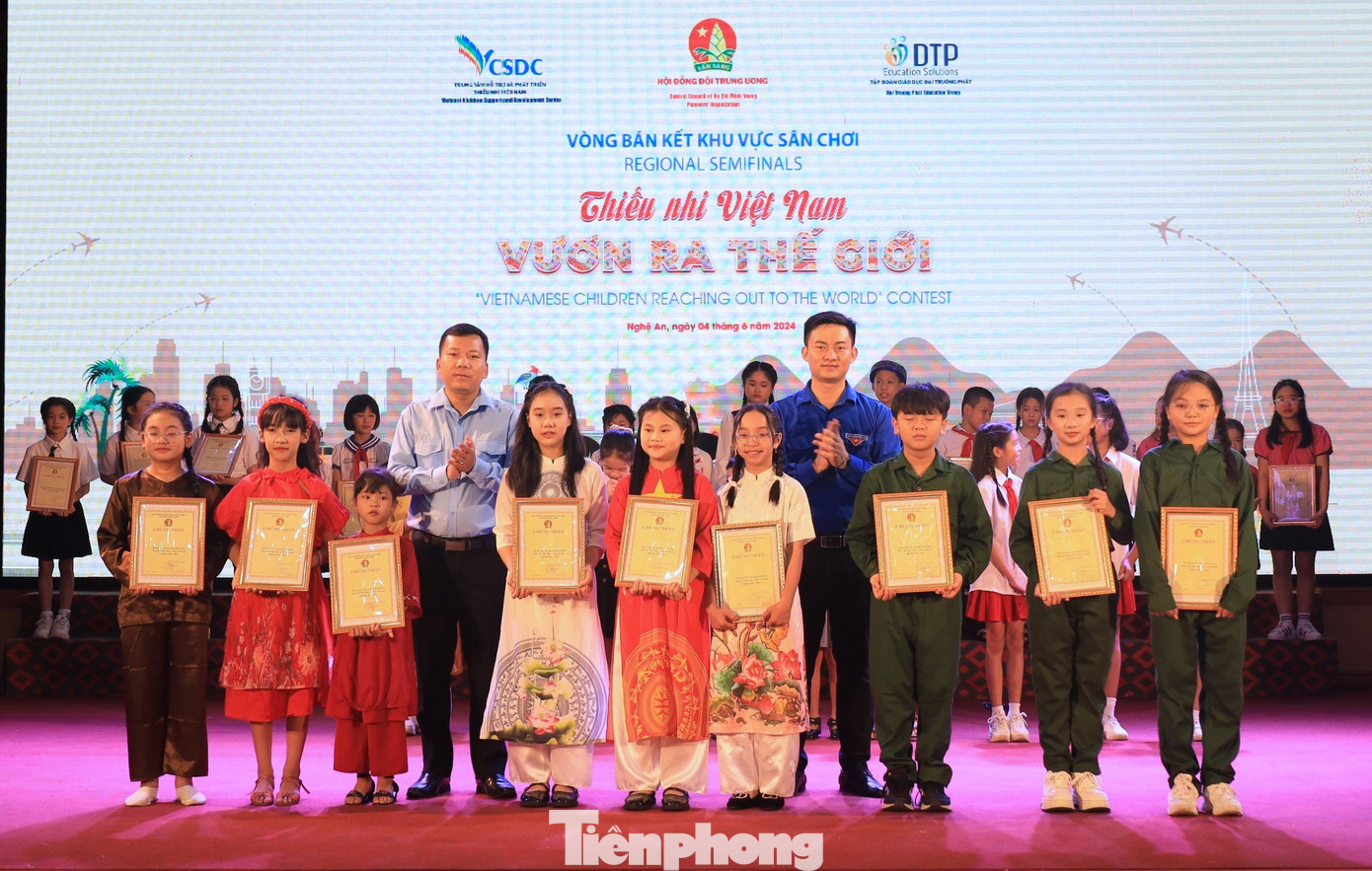 Ban Tổ chức trao giấy chứng nhận cho các đội đạt giải trong cuộc thi.