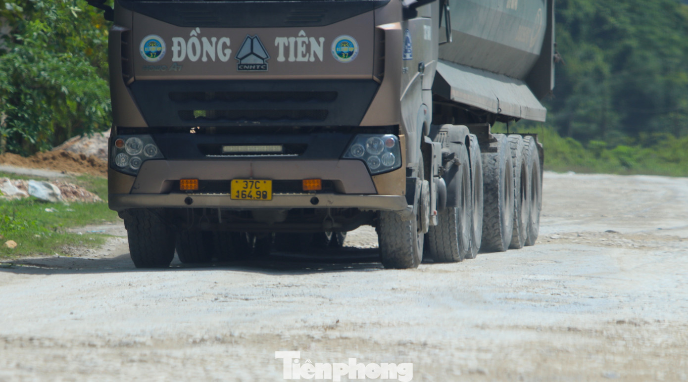 Nhiều chiếc xe với tải trọng khủng phải "bò" trên đường. Đây cũng là một trong những nguyên nhân khiến tuyến tỉnh lộ 532 đã xuống cấp trầm trọng, mặt đường chi chít ổ voi, ổ gà.
