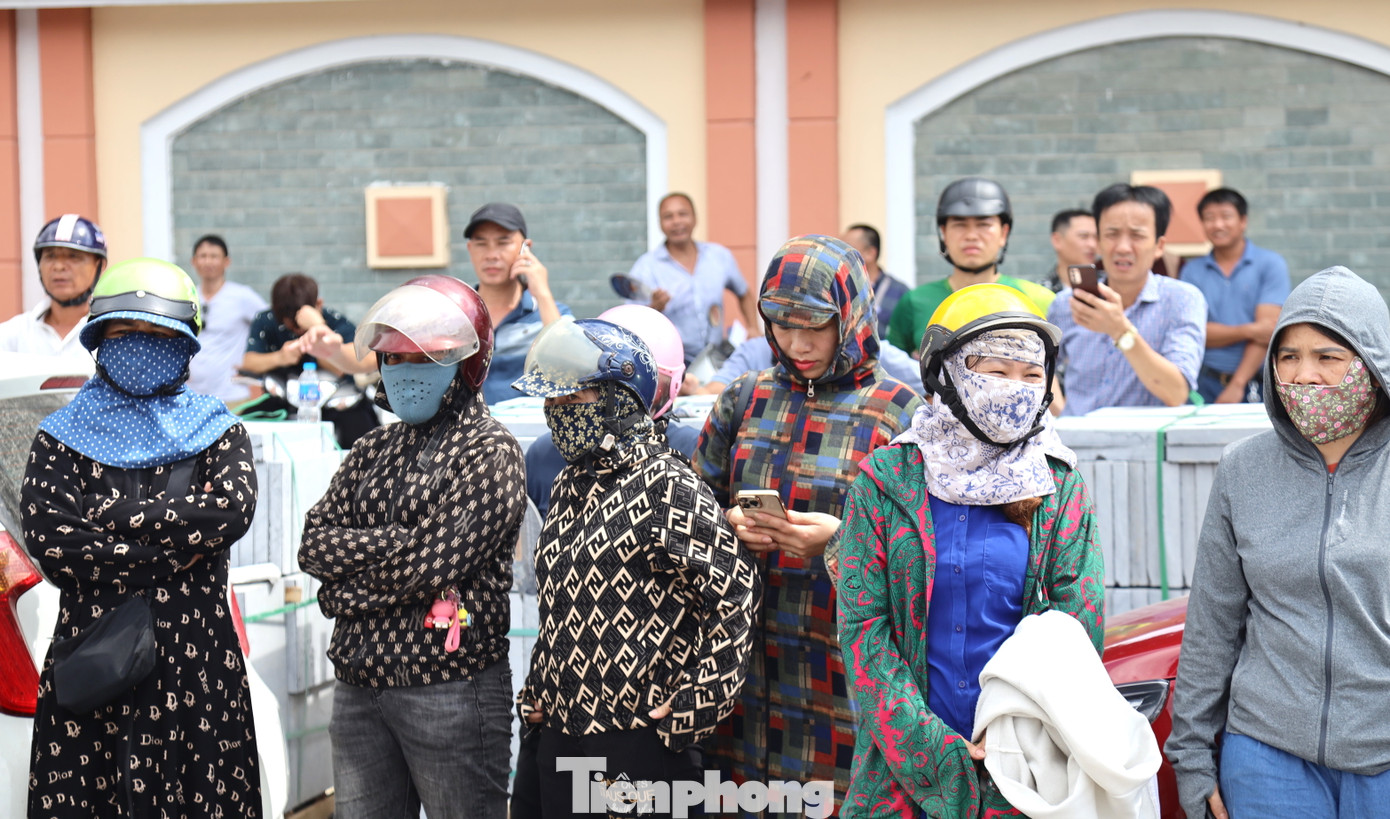 Đặc biệt, có những phụ huynh sinh sống tại các huyện miền núi xa xôi của tỉnh Nghệ An cũng bắt xe xuống thành phố Vinh để gặp gỡ, động viên con làm bài tốt.