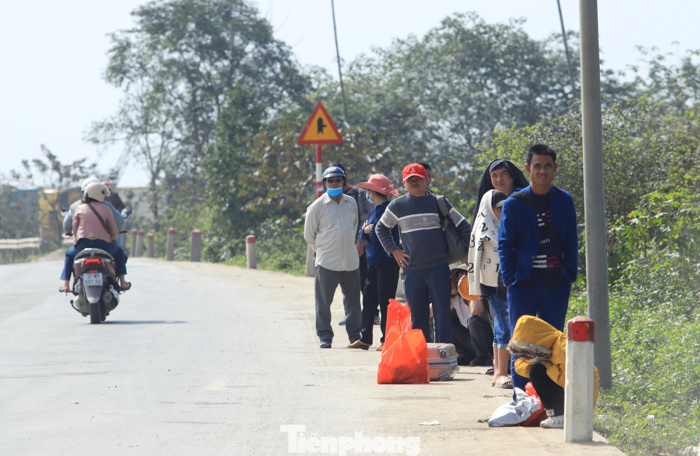Thời tiết trên địa bàn Nghệ An nắng nóng khiến đoàn người vất vả, nhọc nhằn chờ đón xe.