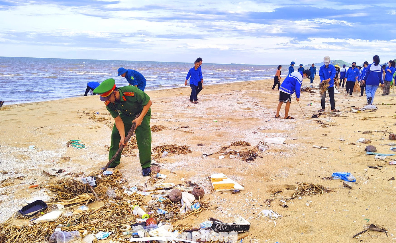 Rác thải, lá cây tràn ngập khiến bãi biển ô nhiễm. Rác thải, lá cây tràn ngập khiến bãi biển ô nhiễm.
