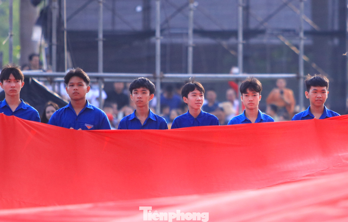 Các đoàn viên thanh niên tỉnh Nghệ An cầm chắc lá đại kỳ chuẩn bị cho nghi thức bay đại kỳ Tổ quốc.