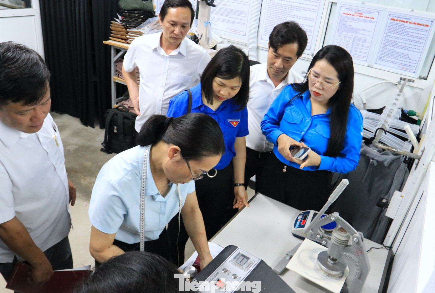 Trước đó, đoàn đại biểu đã đến tham quan hoạt động sản xuất tại Công ty CP May Halotexco. Trước đó, đoàn đại biểu đã đến tham quan hoạt động sản xuất tại Công ty CP May Halotexco.