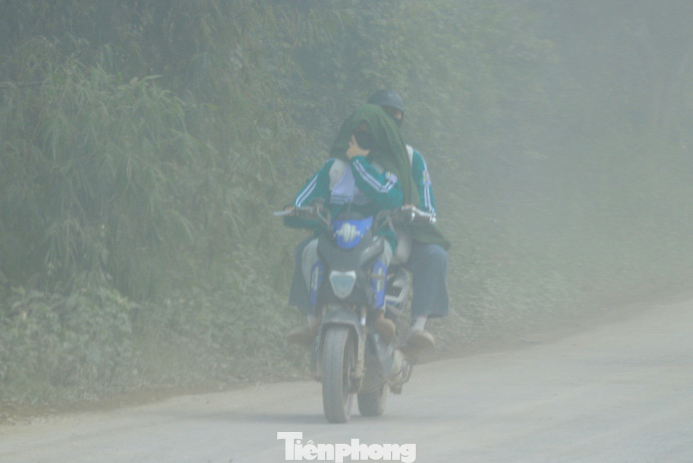 Bụi khiến các em học sinh, người tham gia giao thông phải bịt kín mặt mũi khi đi trên đường.