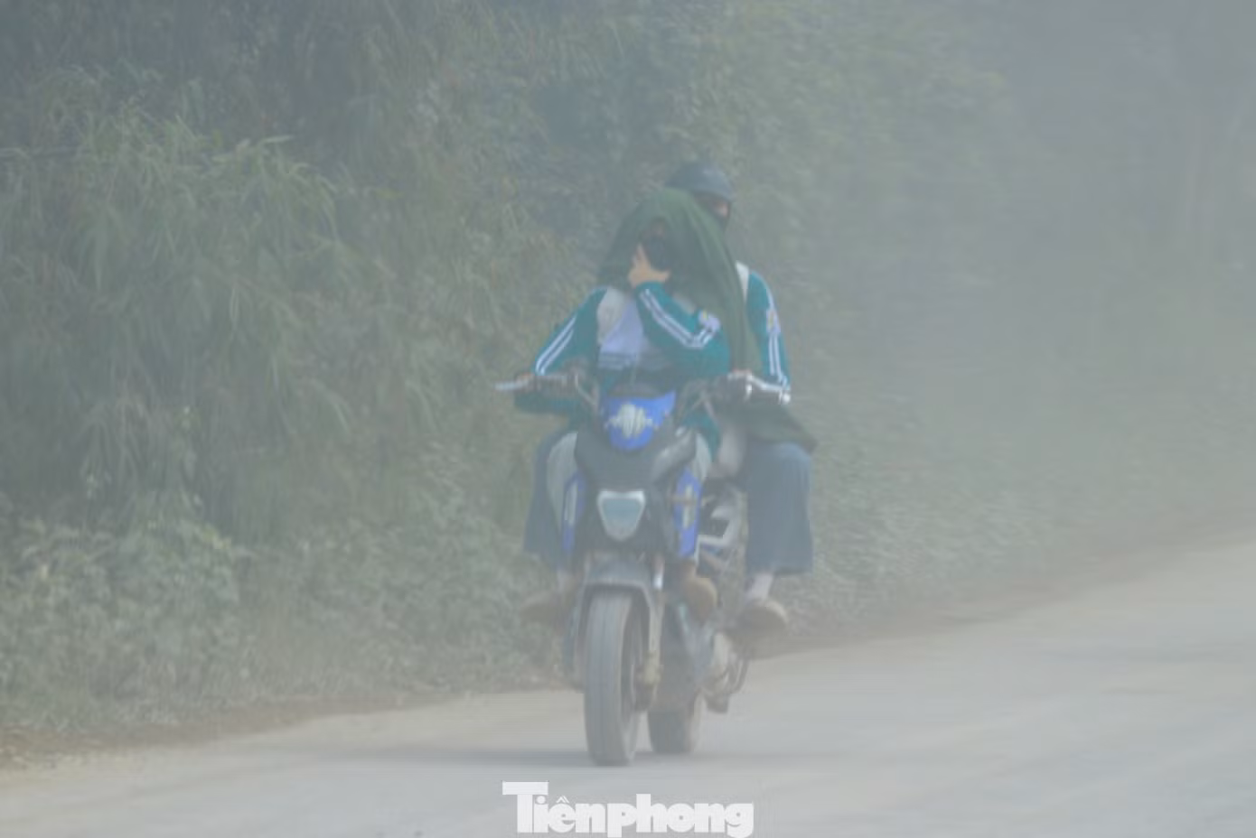 Bụi khiến các em học sinh, người tham gia giao thông phải bịt kín mặt mũi khi đi trên đường.
