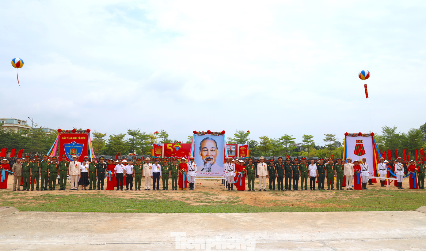 Các đại biểu chụp hình lưu niệm.