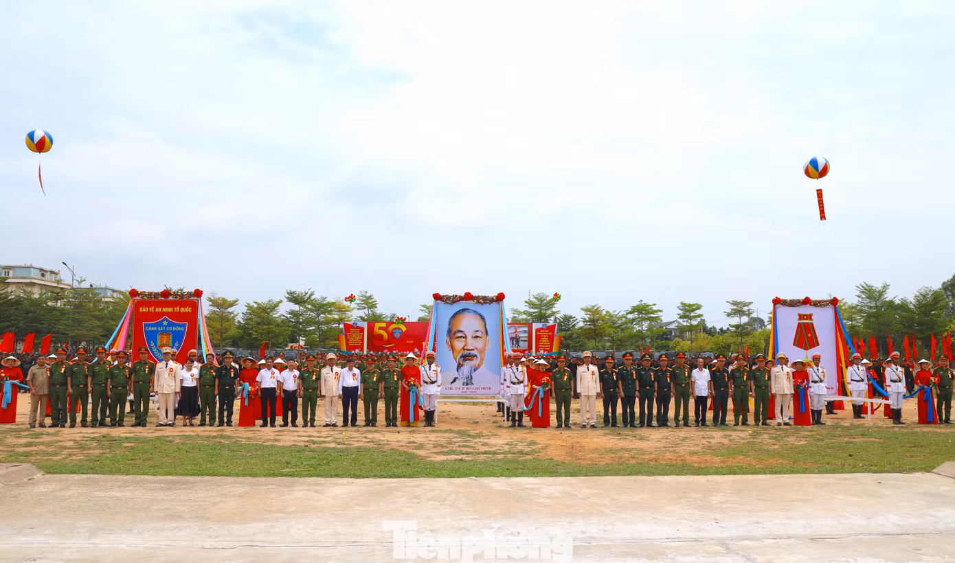 Các đại biểu chụp hình lưu niệm.