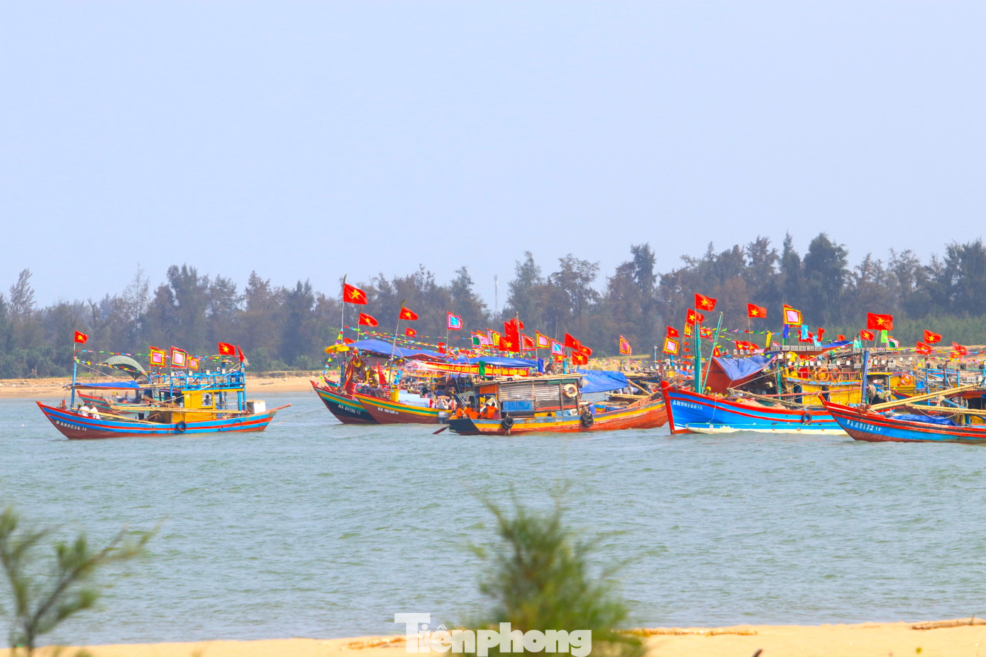 Sau khi neo đậu ổn định tại cửa biển, người làm lễ tiến hành dâng đồ tế lễ và đọc văn tế nói lên lòng biết ơn của dân làng đối với biển cả và cầu mong mùa đánh bắt bội thu, thuyền bè đi khơi về lộng an toàn. Ba tàu lớn trung tâm buông neo, kết lại với nhau, hướng ra biển. Các tàu thuyền còn lại phải neo đậu phía sau.