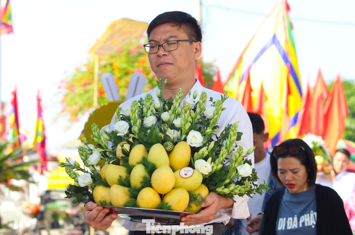 Từ sáng sớm 22/11 (ngày 10/10 âm lịch), hàng nghìn du khách thập phương đã hành hương về đền để dự lễ giỗ. Nhiều du khách còn chu đáo chuẩn bị mâm lễ xôi gà, hoa quả dâng lên Đền Ông Hoàng Mười.
