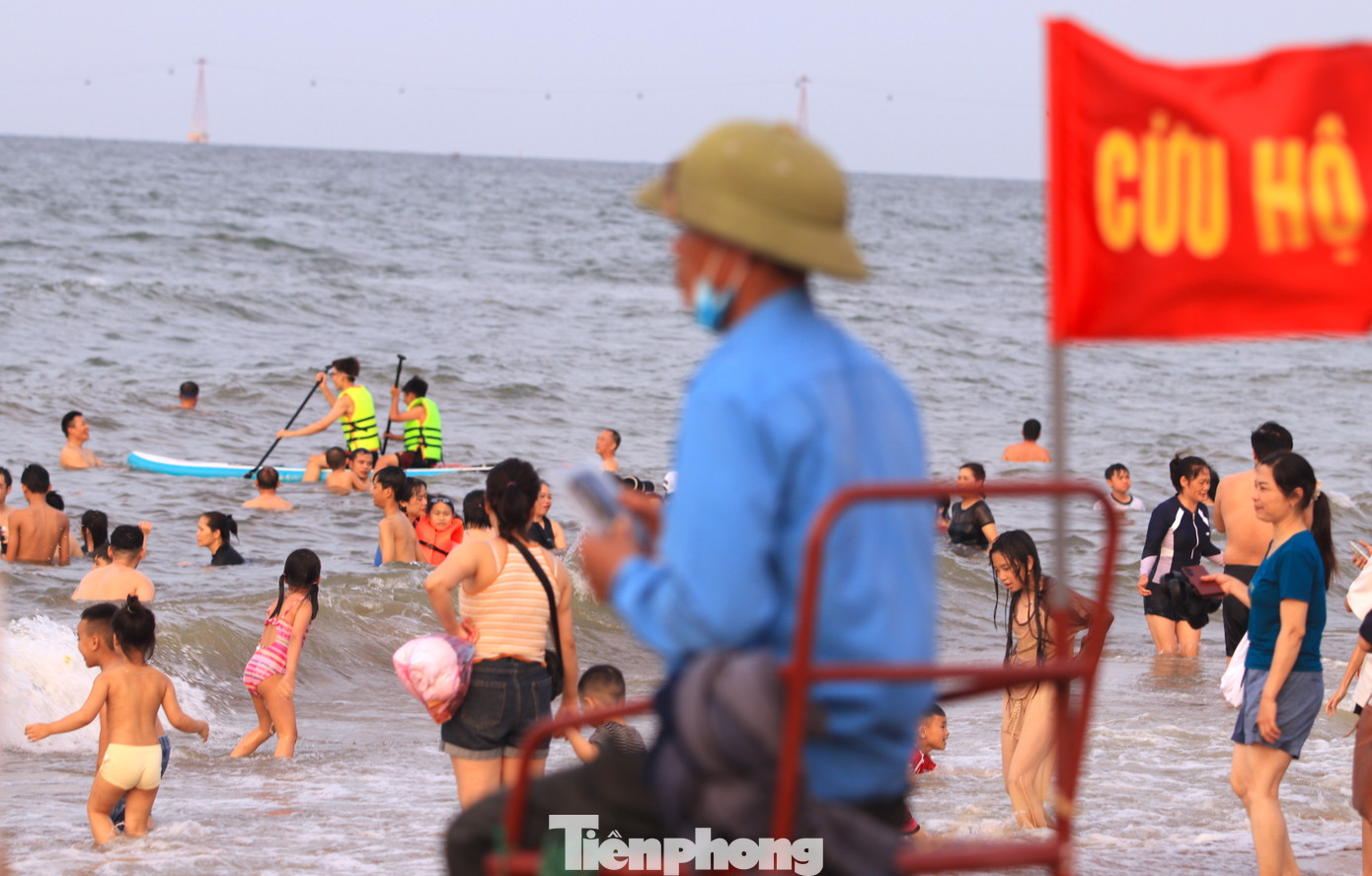 Để đảm bảo an toàn cho du khách tắm biển, lực lượng chức năng đã bố trí nhiều đội cứu hộ túc trực trên bờ cũng như ca nô chạy dọc biển để theo dõi và sẵn sàng xử lý các tình huống khẩn cấp. Để đảm bảo an toàn cho du khách tắm biển, lực lượng chức năng đã bố trí nhiều đội cứu hộ túc trực trên bờ cũng như ca nô chạy dọc biển để theo dõi và sẵn sàng xử lý các tình huống khẩn cấp.