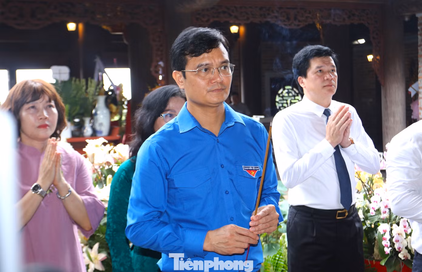 Anh Bùi Quang Huy - Bí thư thứ nhất T.Ư Đoàn dâng hương tại Đền thờ gia tiên Chủ tịch Hồ Chí Minh.