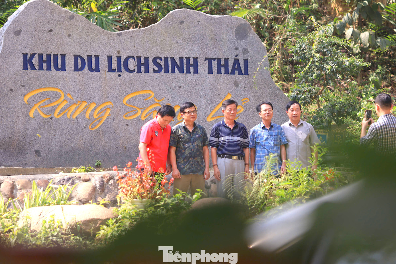 Mỗi khi đi qua khu rừng, du khách đều dừng lại nghỉ ngơi, hít hà không khí trong lành, sảng khoái. Hai bên đường, người dân dựng các chòi lá bán nước phục vụ du khách. Mỗi khi đi qua khu rừng, du khách đều dừng lại nghỉ ngơi, hít hà không khí trong lành, sảng khoái. Hai bên đường, người dân dựng các chòi lá bán nước phục vụ du khách.