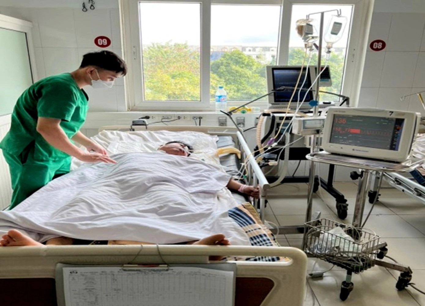 Bệnh nhân B. được đưa vào nhập viện trong tình trạng hôn mê, ngộ độc nặng. Bệnh nhân B. được đưa vào nhập viện trong tình trạng hôn mê, ngộ độc nặng.