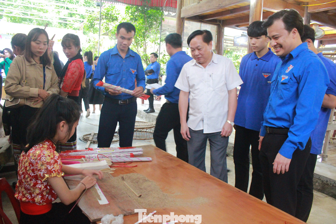 Tham dự diễn đàn, đoàn viên thanh niên còn được tham quan thực hành các nghề truyền thống như nghề dệt; thêu hoa văn thổ cẩm; đan lát và cuốn hương trầm... Tham dự diễn đàn, đoàn viên thanh niên còn được tham quan thực hành các nghề truyền thống như nghề dệt; thêu hoa văn thổ cẩm; đan lát và cuốn hương trầm...