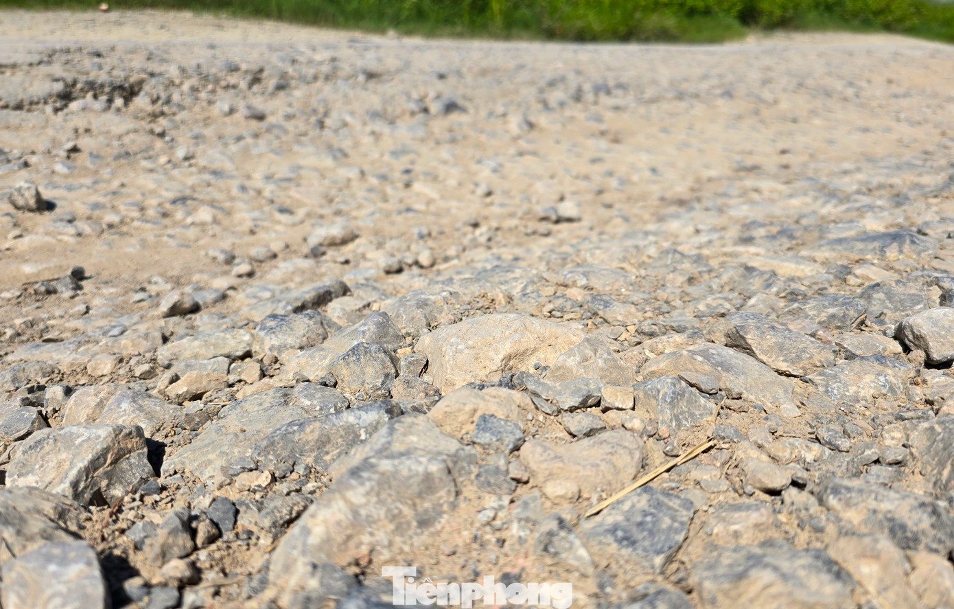 Sau nhiều năm sử dụng, tuyến đường chưa hoàn thiện đã bị xuống cấp nghiêm trọng khiến việc đi lại của người dân trên địa bàn gặp khó khăn.