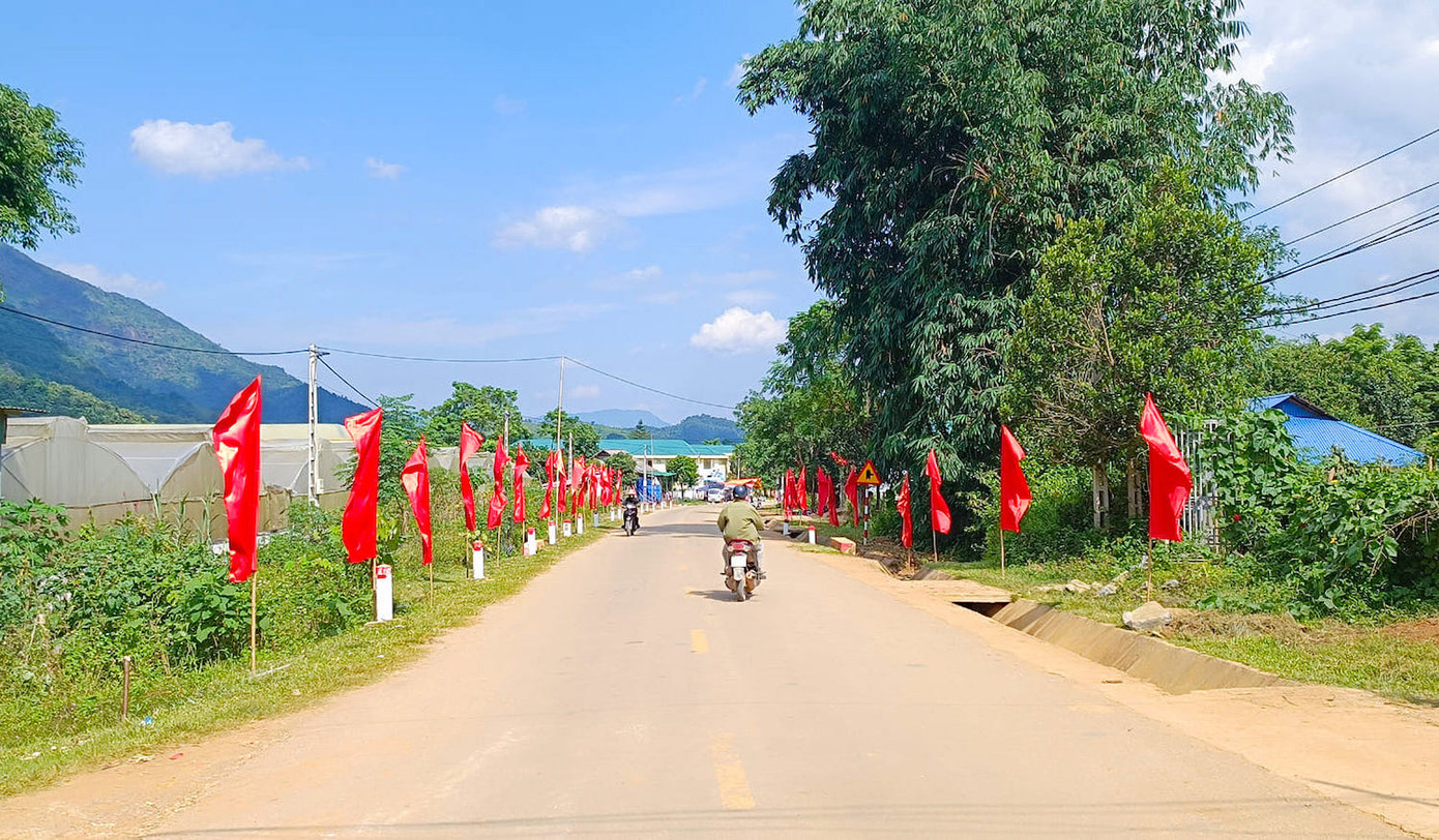 Nhiều ngày trước, cơ quan chức năng xã Tri Lễ đã tiến hành trang hoàng con đường chính dẫn vào xã và khu chợ phiên. Những con đường được treo cờ rực rỡ, dọn dẹp sạch sẽ.