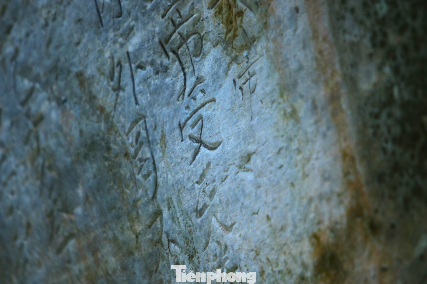 Gần 700 năm trôi qua, những dòng chữ khắc trên vách núi vẫn còn nguyên vẹn.