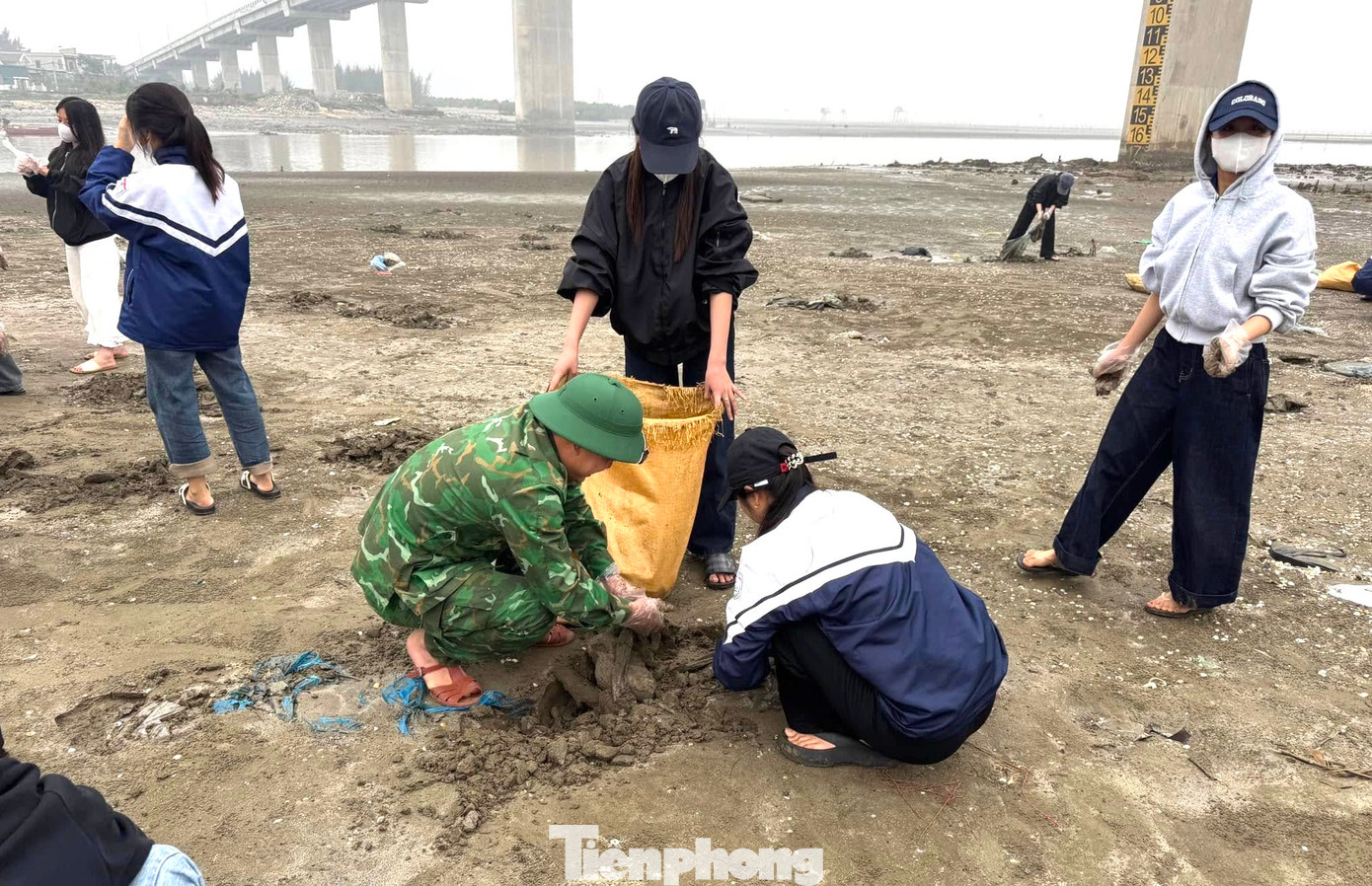 Các chiến sĩ bộ đội cùng đoàn viên thanh niên, các em học sinh khẩn trương thu gom, phân loại rác để đưa đi tiêu hủy. Các chiến sĩ bộ đội cùng đoàn viên thanh niên, các em học sinh khẩn trương thu gom, phân loại rác để đưa đi tiêu hủy.