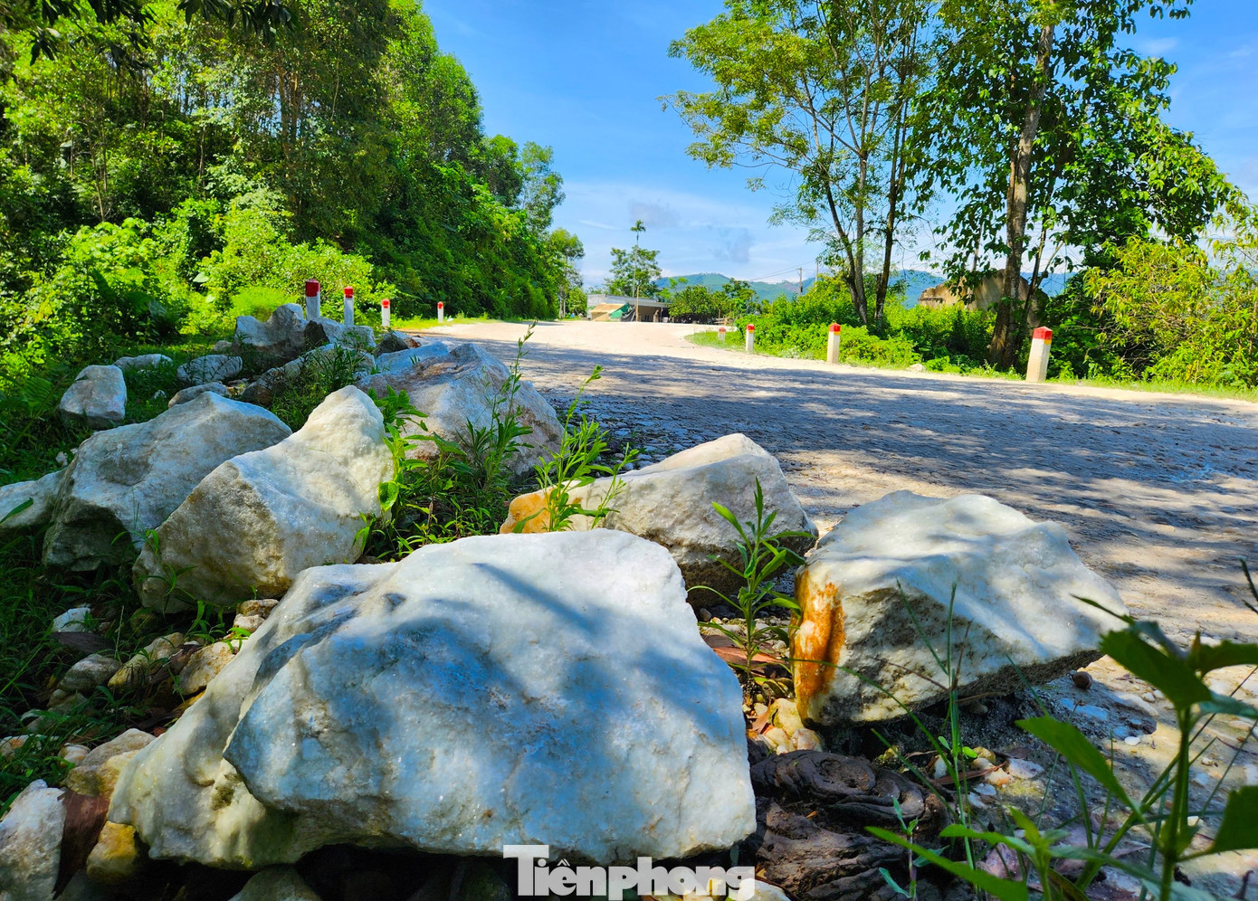 Dọc 2 bên đường tỉnh lộ 532 có nhiều hòn đá lớn nằm ngổn ngang. Người dân cho biết, phần lớn những hòn đá này rơi từ trên các thùng xe xuống đường và được đẩy sang một bên để các xe đi qua.