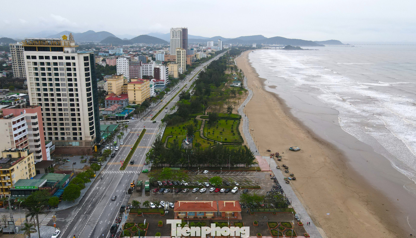 Thành phố Vinh đưa ra ba nhóm giải pháp trọng tâm: Một là, triển khai hiệu quả các chủ trương, chính sách bảo vệ môi trường, đặc biệt trong công tác xử lý rác thải và giảm phát thải khí nhà kính. Hai là, tăng cường quản lý, kiểm soát nguồn thải ven biển, đầu tư hạ tầng xử lý nước thải, bảo vệ và tái sinh nguồn lợi hải sản. Ba là, đẩy mạnh tuyên truyền, giáo dục cộng đồng, biến nhận thức thành hành động cụ thể trong đời sống hằng ngày.
