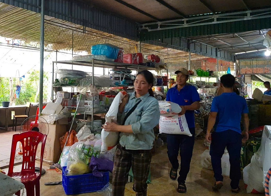 Một số nhà người dân trên địa bàn xã Châu Thắng có nguy cơ bị ảnh hưởng bởi mưa lớn, các đoàn viên thanh niên xã đã đến hỗ trợ vận chuyển tài sản đưa đến nơi an toàn, tránh bị thiệt hại do bão.